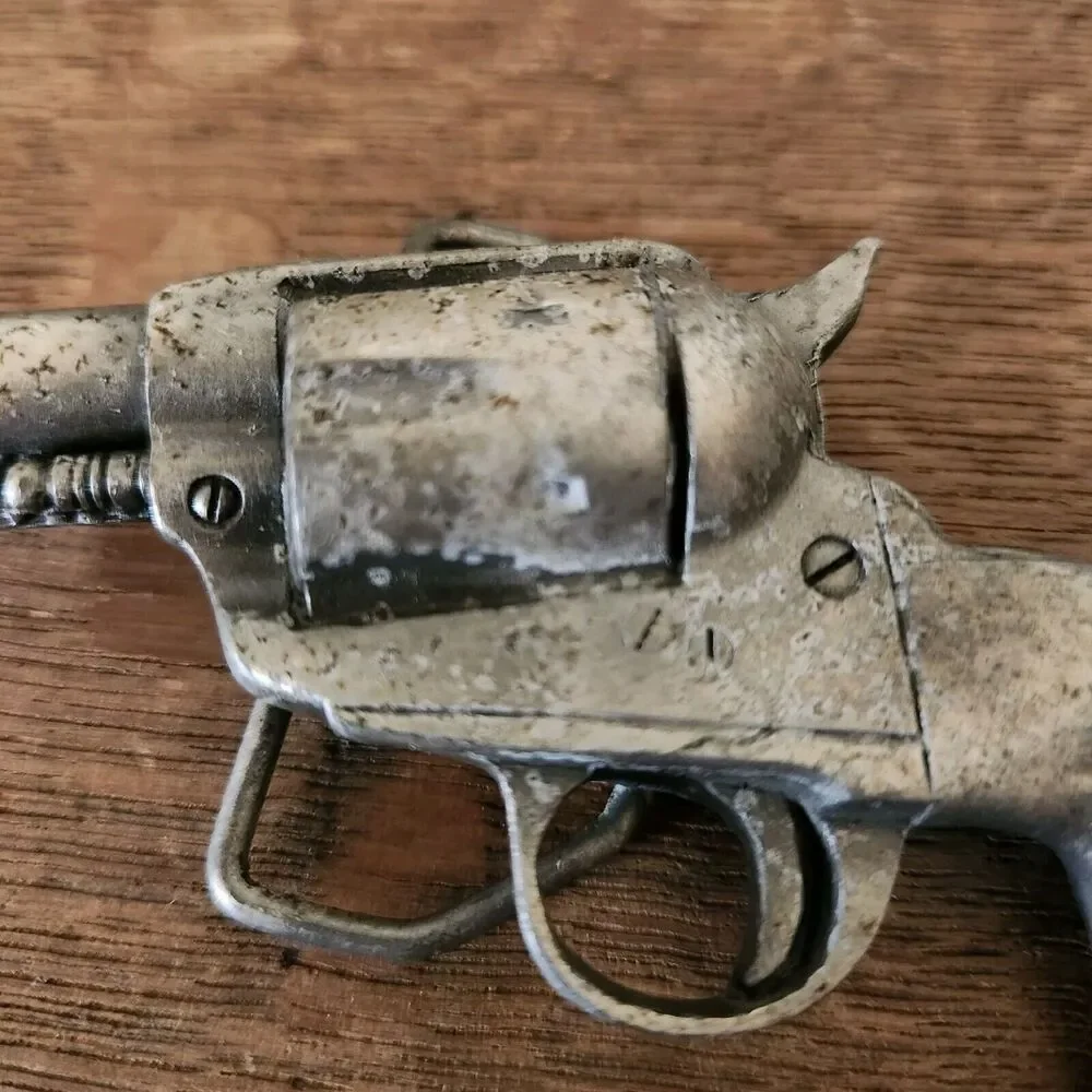 Indiana Metal Craft Gun Revolver Pistol Belt Buckle VINTAGE 1979 Western C232